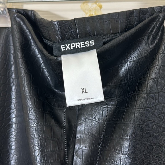 NWT Express Black Faux Leather Snakeskin Animal Print Lightweight Pant Size XL - Picture 4 of 6